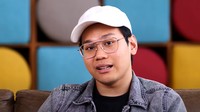 Dulu, wajah Indra Kenz begitu mulus karena sering menjalani perawatan. Foto: YouTube Feni Rose Official
