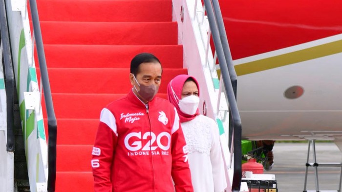 Presiden Jokowi dan istrinya, Iriana, tiba di Bandara Internasional Sultan Aji Muhammad Sulaiman, Balikpapan, Kaltim, Minggu (13/3/2022) pukul 16.00 Wita.