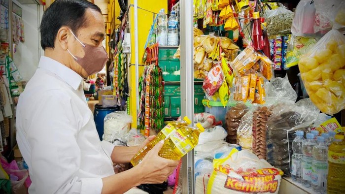 Jokowi Cek Harga dan Pasokan Minyak Goreng di Pasar