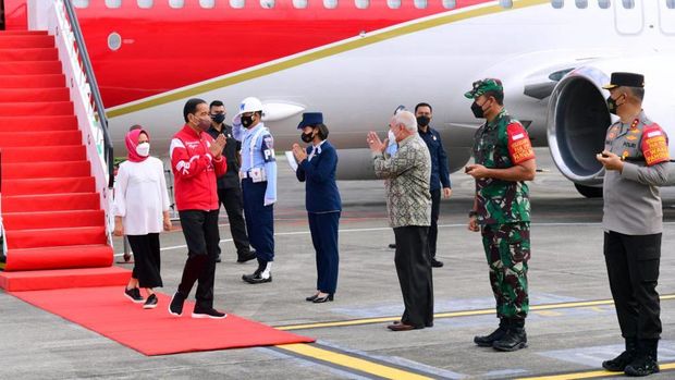 Presiden Jokowi dan istrinya, Iriana, tiba di Bandara Sultan Aji Muhammad Sulaiman, Balikpapan, Kaltim, Minggu (13/3/2022) pukul 16.00 Wita.