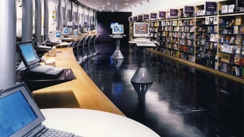 Tidak terlihat gaya minimalis industrial yang saat ini jadi ciri khas Apple untuk kantor dan toko-tokonya di seluruh dunia. Foto: a3 Workplace Strategies