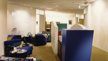 Di beberapa foto bahkan terlihat furnitur dengan corak dan kain yang berwarna-warni, bukan palet warna netral yang identik dengan Apple saat ini. Foto: a3 Workplace Strategies