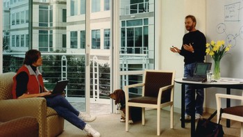 Infinite Loop dirancang dengan desain yang mirip seperti kampus di universitas, dengan bangunan bertingkat yang dikelilingi area hijau. Luas areanya sendiri mencapai 7,9 hektar. Foto: a3 Workplace Strategies