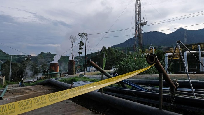 KECELAKAAN KERJA PROYEK PLTP DIENG Warga melintas di lokasi kecelakaan kerja di PAD 28 PT Geodipa Energi Desa Pawuhan, kawasan dataran tinggi Dieng, Batur, Banjarnegara, Jawa Tengah Minggu (13/3/2022). Kecelakaan kerja di PLTP (pembangkit listrik tenaga panas bumi) Dieng tersebut menyebabkan satu orang meninggal dan delapan orang dirawat di rumah sakit diduga terkena gas beracun H2S yang terkonsentrasi di alat pompa bor. ANTARA FOTO/Anis Efizudin/foc.