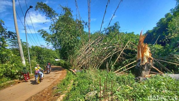 Kerusakan akibat angin puting beliung.