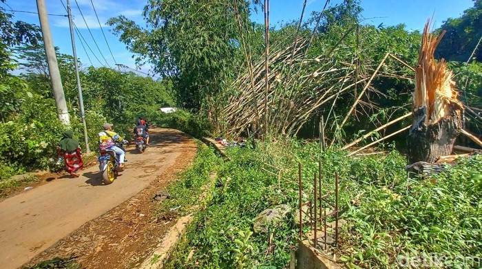 Angin puting beliung menerjang Kecamatan Cikancung, Kabupaten Bandung pada Sabtu (12/3) kemarin. Begini kerusakannya.