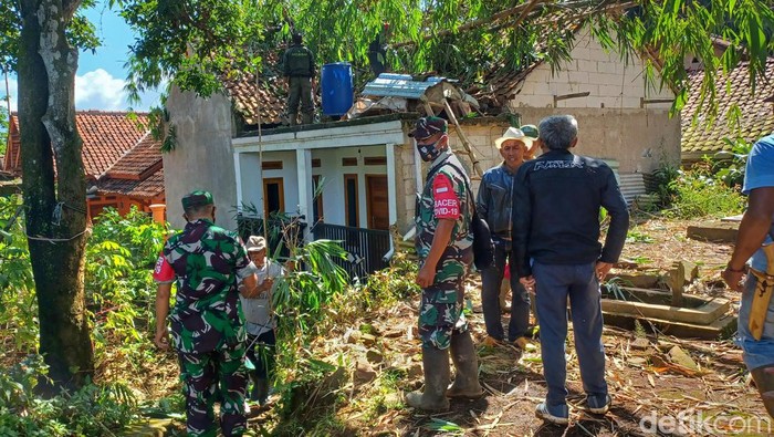 Angin puting beliung menerjang Kecamatan Cikancung, Kabupaten Bandung pada Sabtu (12/3) kemarin. Begini kerusakannya.