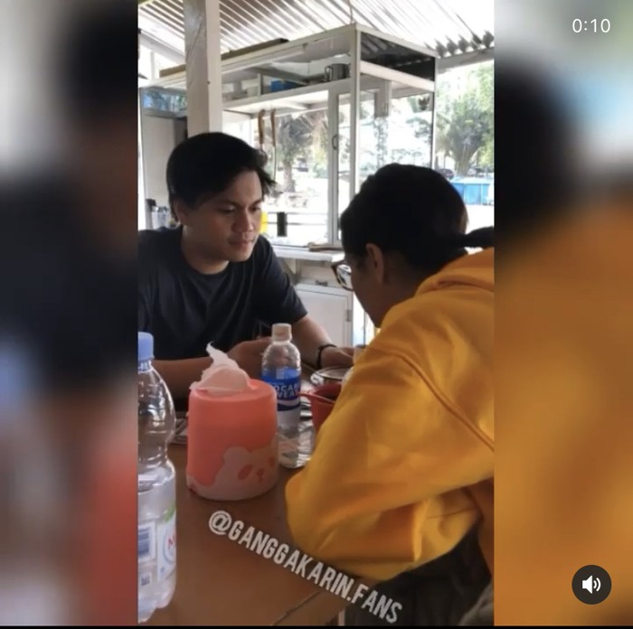 Keseruan Awkarin dan Gangga Makan Bakso dan Jajan Angkringan