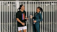 Di Instagram Karin sendiri hampir semua aktivitasnya selalu ditemani Gangga. Seperti rutinitas mereka lari di GBK Senayan, sambil menikmati es kopi susu bareng. Foto: Instagram @awkarin