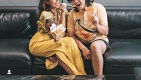 Ngemil bareng cicip makaroni dan camilan lainnya. Jadi cara Karin dan Gangga untuk habiskan waktu luang bersama. Tak ketinggalan pakaian mereka yang selalu memiliki warna senada. Foto: Instagram @awkarin