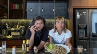 Selain kulineran bareng, acara ngedate Karin dan Gangga juga dipenuhi keseruan. Bahkan Karin dan Gangga sering masak bersama. Kali ini mereka masak mie shirataki dengan jamur. Foto: Instagram @awkarin