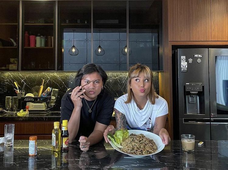 Keseruan Awkarin dan Gangga Makan Bakso dan Jajan Angkringan