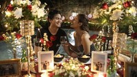 Dinner romantis dengan view kolam renang, dekorasi bunga segar yang indah, ditambah aneka makanan dan minuman yang mewah berhasil membuat banyak orang iri dengan pasangan ini. Foto: Instagram @awkarin