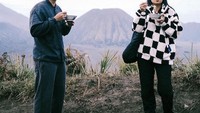 Terakhir ini momen tak terlupakan Karin dan Gangga saat makan Bakso Malang, langsung dengan pemandangan gunung indah Bromo dengan suhu dinginnya. Foto: Instagram @awkarin