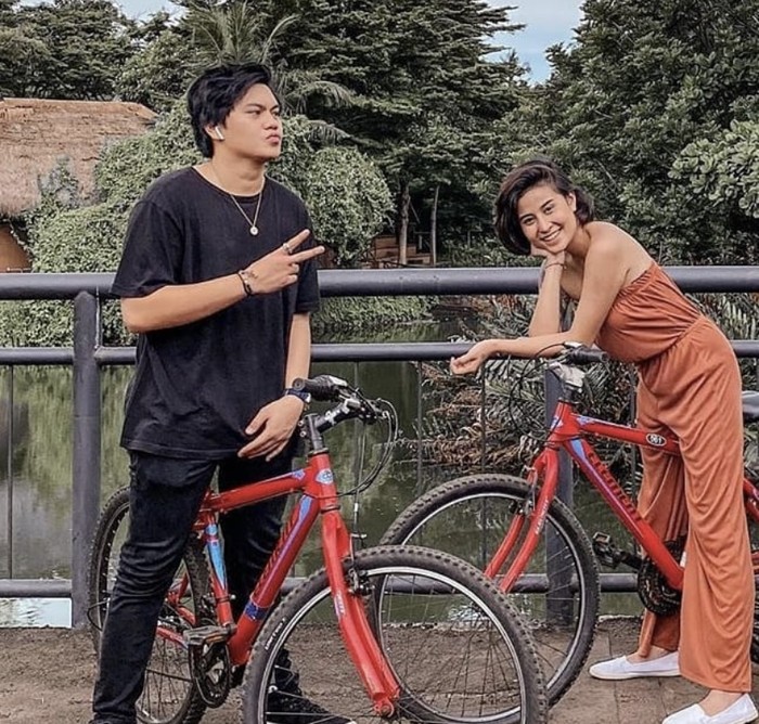 Keseruan Awkarin dan Gangga Makan Bakso dan Jajan Angkringan Keseruan Awkarin dan Gangga Makan Bakso dan Jajan Angkringan