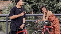 Berawal dari curhatan hati selebgram yang akrab dipanggil Awkarin di Twitter. Banyak yang menduga jalinan cintanya dengan Gangga Kusuma kandas lagi, setelah beberapa tahun sebelumnya mereka juga sempat putus. Foto: Instagram @awkarin