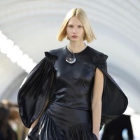 Fashion show koleksi fall/winter 2022 Stella McCartney di Paris Fashion Week 2022. Stella menggunakan bahan ramah lingkungan seperti kapas organik, viscose ramah lingkungan, dan nilon daur ulang untuk koleksi terbarunya ini. Foto: Dok. Vianney Le Caer/AP.