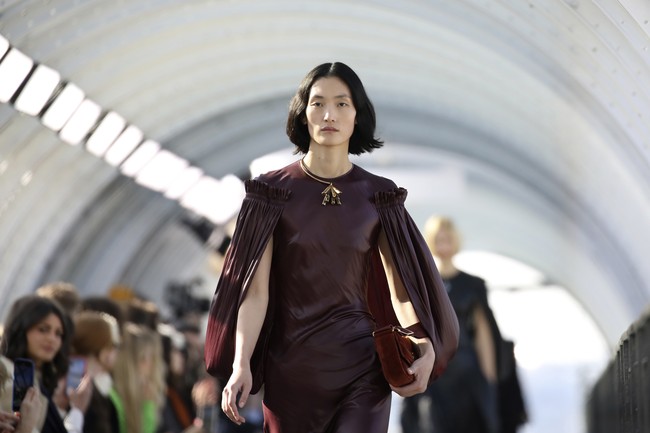 Fashion show koleksi fall/winter 2022 Stella McCartney di Paris Fashion Week 2022. Stella menggunakan bahan ramah lingkungan seperti kapas organik, viscose ramah lingkungan, dan nilon daur ulang untuk koleksi terbarunya ini.  Foto: Dok. Vianney Le Caer/AP.