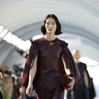 Fashion show koleksi fall/winter 2022 Stella McCartney di Paris Fashion Week 2022. Stella menggunakan bahan ramah lingkungan seperti kapas organik, viscose ramah lingkungan, dan nilon daur ulang untuk koleksi terbarunya ini.  Foto: Dok. Vianney Le Caer/AP.