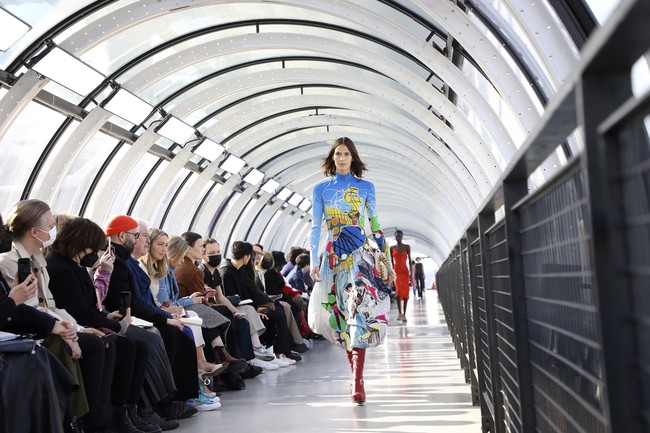 Fashion show koleksi fall/winter 2022 Stella McCartney di Paris Fashion Week 2022. Stella menggunakan bahan ramah lingkungan seperti kapas organik, viscose ramah lingkungan, dan nilon daur ulang untuk koleksi terbarunya ini. Foto: Dok. Vianney Le Caer/AP.
