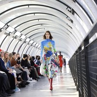 Fashion show koleksi fall/winter 2022 Stella McCartney di Paris Fashion Week 2022. Stella menggunakan bahan ramah lingkungan seperti kapas organik, viscose ramah lingkungan, dan nilon daur ulang untuk koleksi terbarunya ini. Foto: Dok. Vianney Le Caer/AP.