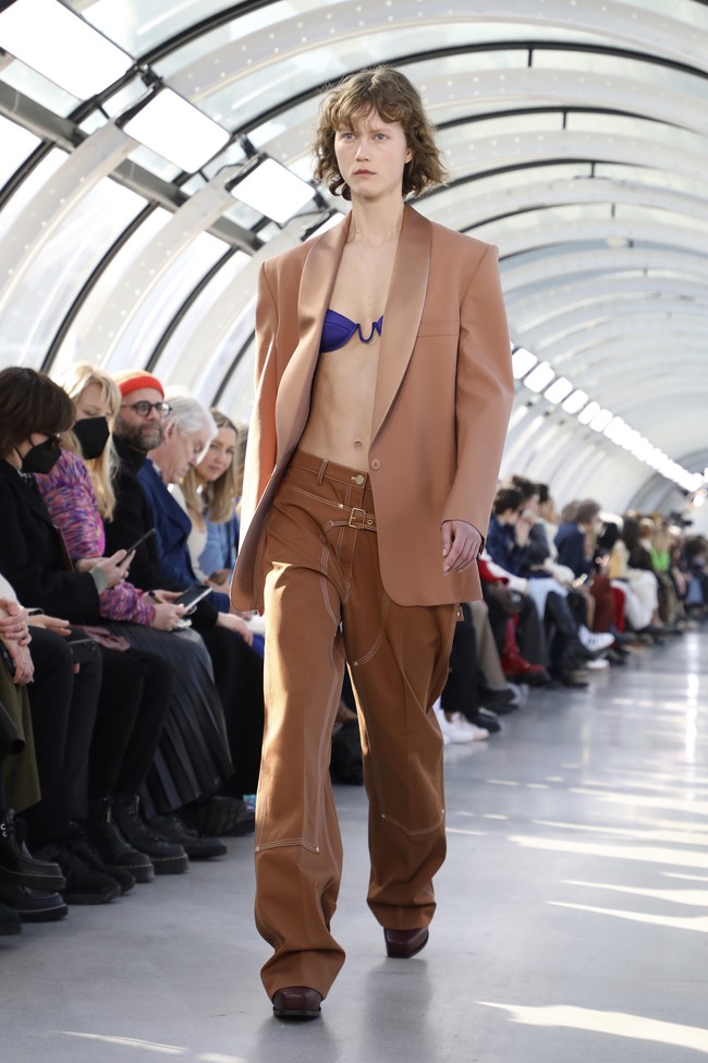 Fashion show koleksi fall/winter 2022 Stella McCartney di Paris Fashion Week 2022. Stella menggunakan bahan ramah lingkungan seperti kapas organik, viscose ramah lingkungan, dan nilon daur ulang untuk koleksi terbarunya ini. Foto: Dok. Vianney Le Caer/AP.