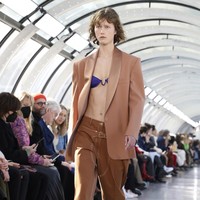 Fashion show koleksi fall/winter 2022 Stella McCartney di Paris Fashion Week 2022. Stella menggunakan bahan ramah lingkungan seperti kapas organik, viscose ramah lingkungan, dan nilon daur ulang untuk koleksi terbarunya ini. Foto: Dok. Vianney Le Caer/AP.