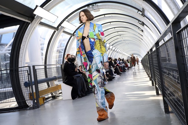 Fashion show koleksi fall/winter 2022 Stella McCartney di Paris Fashion Week 2022. Stella menggunakan bahan ramah lingkungan seperti kapas organik, viscose ramah lingkungan, dan nilon daur ulang untuk koleksi terbarunya ini.  Foto: Dok. Vianney Le Caer/AP.