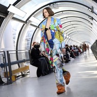 Fashion show koleksi fall/winter 2022 Stella McCartney di Paris Fashion Week 2022. Stella menggunakan bahan ramah lingkungan seperti kapas organik, viscose ramah lingkungan, dan nilon daur ulang untuk koleksi terbarunya ini.  Foto: Dok. Vianney Le Caer/AP.