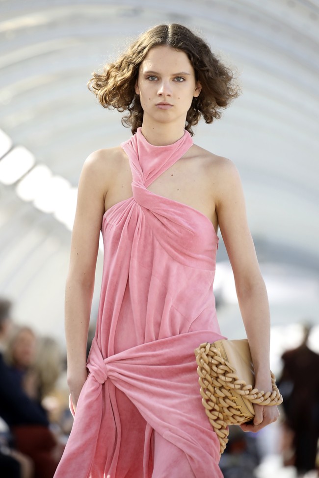 Fashion show koleksi fall/winter 2022 Stella McCartney di Paris Fashion Week 2022. Stella menggunakan bahan ramah lingkungan seperti kapas organik, viscose ramah lingkungan, dan nilon daur ulang untuk koleksi terbarunya ini. Foto: Dok. Vianney Le Caer/AP.