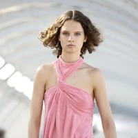 Fashion show koleksi fall/winter 2022 Stella McCartney di Paris Fashion Week 2022. Stella menggunakan bahan ramah lingkungan seperti kapas organik, viscose ramah lingkungan, dan nilon daur ulang untuk koleksi terbarunya ini. Foto: Dok. Vianney Le Caer/AP.