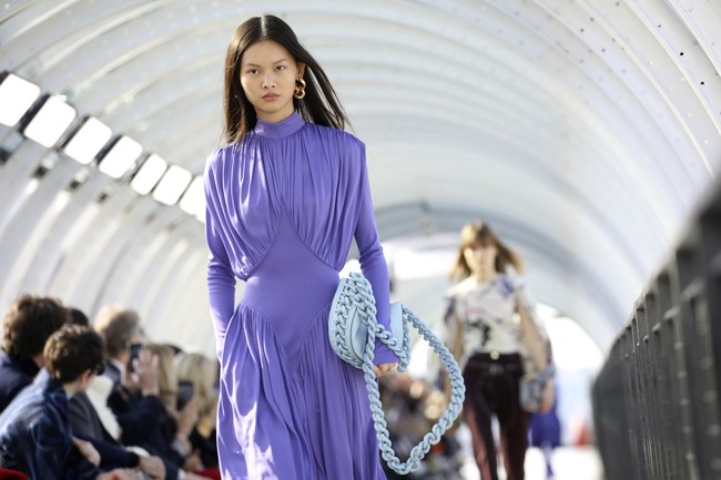 Fashion show koleksi fall/winter 2022 Stella McCartney di Paris Fashion Week 2022. Stella menggunakan bahan ramah lingkungan seperti kapas organik, viscose ramah lingkungan, dan nilon daur ulang untuk koleksi terbarunya ini.  Foto: Dok. Vianney Le Caer/AP.