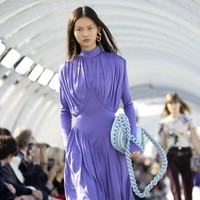 Fashion show koleksi fall/winter 2022 Stella McCartney di Paris Fashion Week 2022. Stella menggunakan bahan ramah lingkungan seperti kapas organik, viscose ramah lingkungan, dan nilon daur ulang untuk koleksi terbarunya ini.  Foto: Dok. Vianney Le Caer/AP.