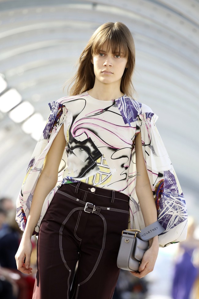 Fashion show koleksi fall/winter 2022 Stella McCartney di Paris Fashion Week 2022. Stella menggunakan bahan ramah lingkungan seperti kapas organik, viscose ramah lingkungan, dan nilon daur ulang untuk koleksi terbarunya ini. Foto: Dok. Vianney Le Caer/AP.