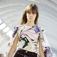 Fashion show koleksi fall/winter 2022 Stella McCartney di Paris Fashion Week 2022. Stella menggunakan bahan ramah lingkungan seperti kapas organik, viscose ramah lingkungan, dan nilon daur ulang untuk koleksi terbarunya ini. Foto: Dok. Vianney Le Caer/AP.