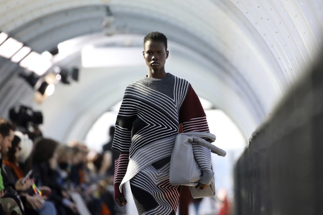 Fashion show koleksi fall/winter 2022 Stella McCartney di Paris Fashion Week 2022. Stella menggunakan bahan ramah lingkungan seperti kapas organik, viscose ramah lingkungan, dan nilon daur ulang untuk koleksi terbarunya ini. Foto: Dok. Vianney Le Caer/AP.
