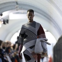 Fashion show koleksi fall/winter 2022 Stella McCartney di Paris Fashion Week 2022. Stella menggunakan bahan ramah lingkungan seperti kapas organik, viscose ramah lingkungan, dan nilon daur ulang untuk koleksi terbarunya ini. Foto: Dok. Vianney Le Caer/AP.