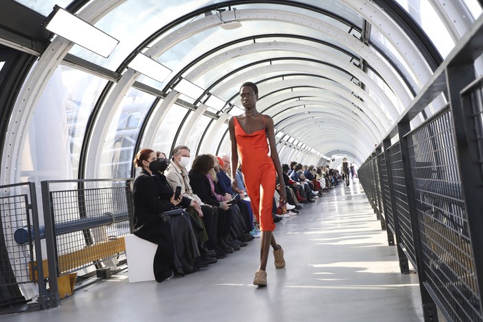 Koleksi Stella McCartney Fall Winter 2022 A model wears a creation for the Stella McCartney Ready To Wear Fall/Winter 2022-2023 fashion collection, unveiled during the Fashion Week in Paris, Monday, March 7, 2022. (Photo by Vianney Le Caer/Invision/AP)