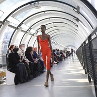 Fashion show koleksi fall/winter 2022 Stella McCartney di Paris Fashion Week 2022. Stella menggunakan bahan ramah lingkungan seperti kapas organik, viscose ramah lingkungan, dan nilon daur ulang untuk koleksi terbarunya ini.  Foto: Dok. Vianney Le Caer/AP.