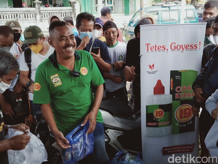 Lasono Cemplon beraksi menjual produk kelontong di Pasar Klithikan lapangan Bonyokan, Klaten, Jumat (11/3/2022).