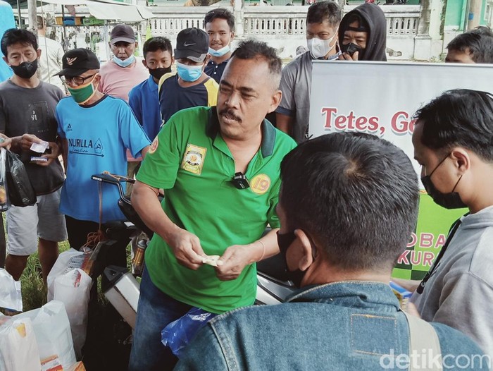 Lasono Cemplon beraksi menjual produk kelontong di Pasar Klithikan lapangan Bonyokan, Klaten, Jumat (11/3/2022).