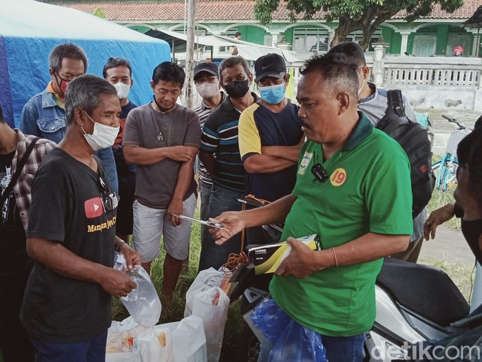 Lasono Cemplon beraksi menjual produk kelontong di Pasar Klithikan lapangan Bonyokan, Klaten, Jumat (11/3/2022).