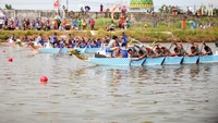 Peserta memacu kecepatan saat lomba dayung perahu naga dalam rangka HUT ke-21 Pasmar 2, di Long Storage Kalimati, Desa Kwatu, Mojoanyar, Mojokerto, Jawa Timur, Minggu (13/3/2022).