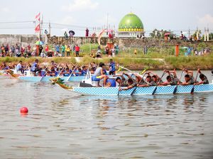 Yuk Lihat Adu Cepat Perahu Naga di Mojokerto