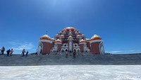 Masjid 99 Kubah di kawasan Center Point of Indonesia (CPI) Kota Makassar atau berada di tepi Pantai Losari di Makassar. (Andi Nur Isman/detikcom)