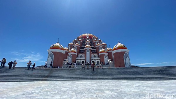 Masjid  Ini Istimewa Kubahnya, View-nya Juga Sip Mepet Pantai Losari