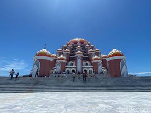 Masjid  Ini Istimewa Kubahnya, View-nya Juga Sip Mepet Pantai Losari