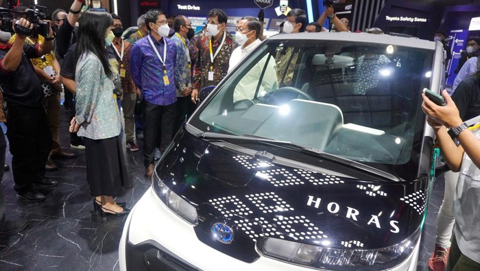 Melihat Pameran Otomotif Jakarta Auto Week Untuk menjaga momentum kebangkitan industri otomotif, Gaikindo menggelar pameran Jakarta Auto Week. Toyota turut meramaikan pameran ini.