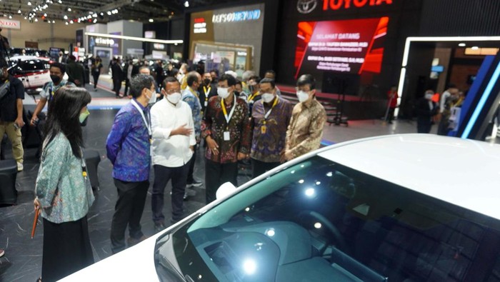 Melihat Pameran Otomotif Jakarta Auto Week Untuk menjaga momentum kebangkitan industri otomotif, Gaikindo menggelar pameran Jakarta Auto Week. Toyota turut meramaikan pameran ini.