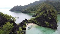 Wisata Keesabelo memiliki keindahaan pasir putih dan belasan gugusan batu cadas hitam.